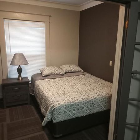 E. Michigan Walk Up Furnished 2 Bedroom Apt 兰辛 外观 照片