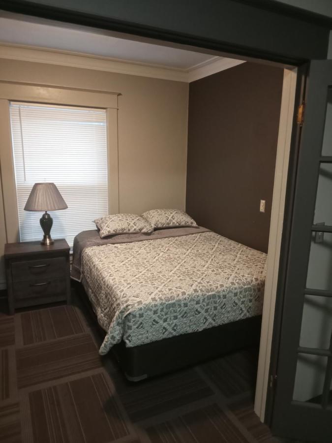 E. Michigan Walk Up Furnished 2 Bedroom Apt 兰辛 外观 照片
