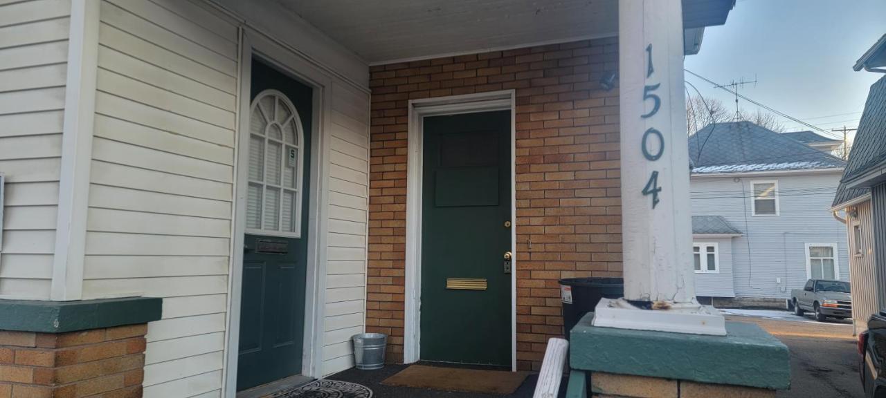 E. Michigan Walk Up Furnished 2 Bedroom Apt 兰辛 外观 照片